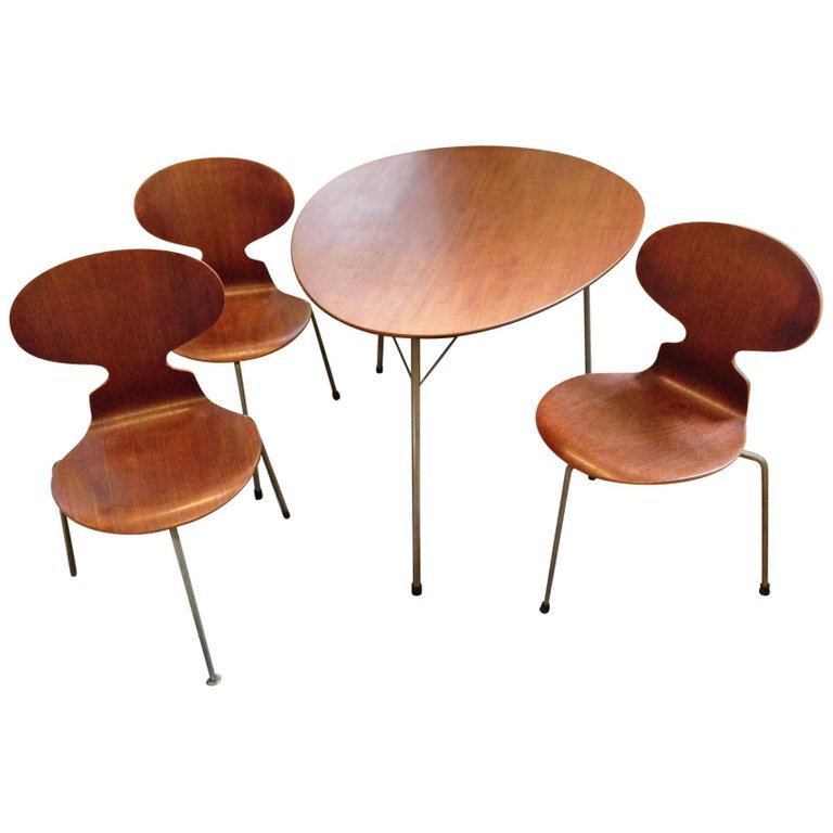 Arne Jacobsen Design Three-Legged Egg Table with Three Ant Chairs